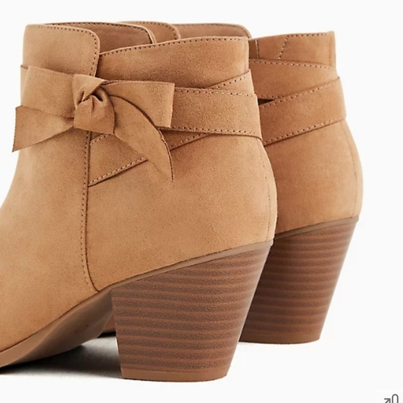 👣🤣TORRID Beige Faux Suede Side Bow☀️ Booties☀️ - Picture 5 of 7
